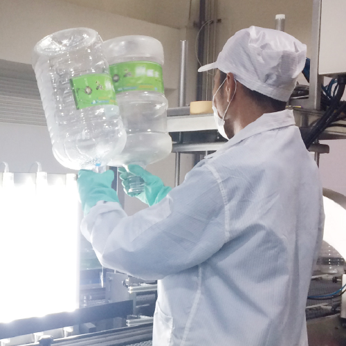 鮮喝水桶裝飲用水產線人員進行製程與容器檢查