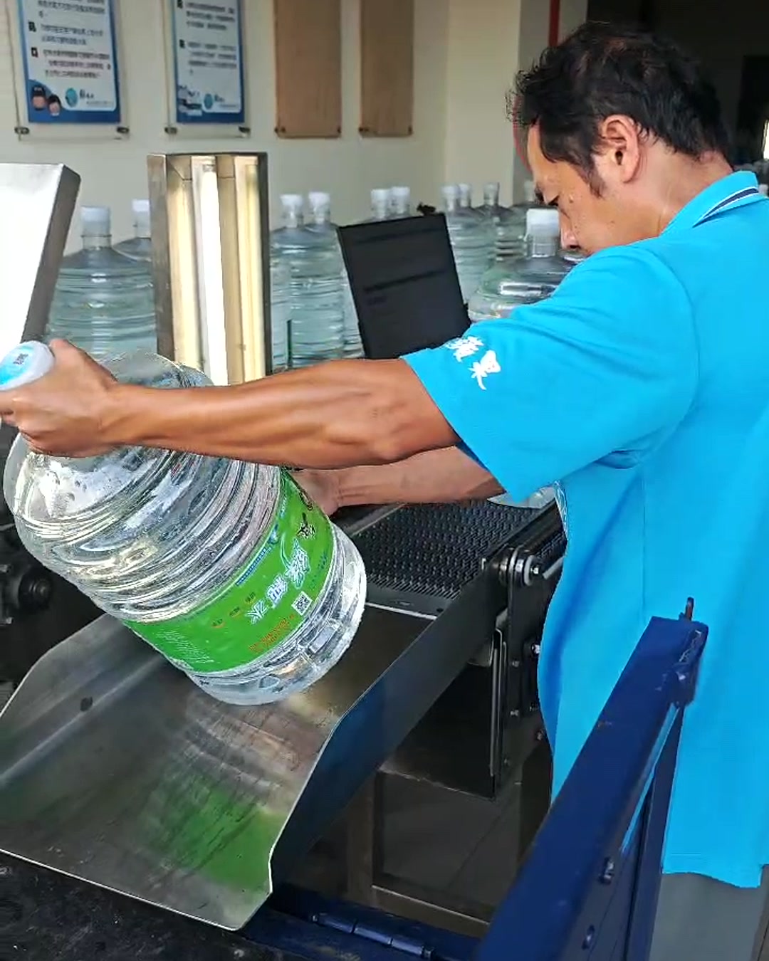 鮮喝水桶裝成品水上車前檢查